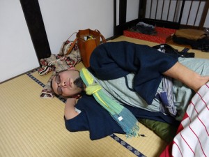 幸せな時間を体感させてくれた、できる男・えーいちさん酔っ払ってご就寝@こたつ。この後、インフルエンザが悪化して大変なことになることは、知る由もなかった…。